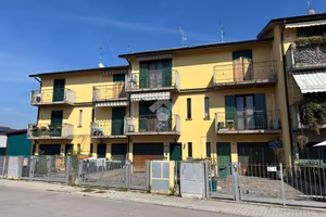 VILLA A SCHIERA CENTRALE A AGNADELLO