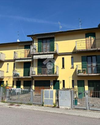 VILLA A SCHIERA CENTRALE A AGNADELLO