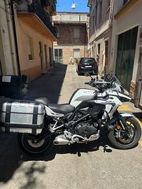 Benelli TRK 502 ABS con tris valigie GIVI