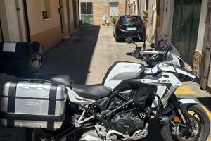 Benelli TRK 502 ABS con tris valigie GIVI