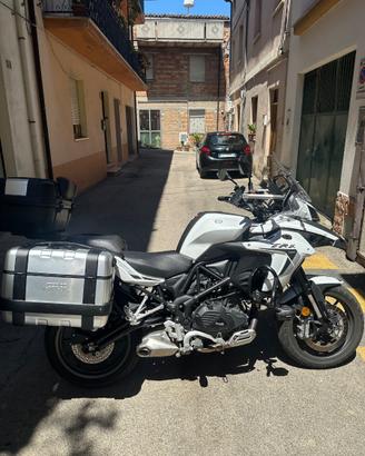 Benelli TRK 502 ABS con tris valigie GIVI
