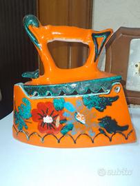 Ferro da stiro decorativo vintage in ceramica