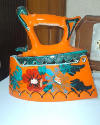 Ferro da stiro decorativo vintage in ceramica