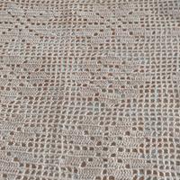 Cuscino filet a uncinetto motivo floreale.