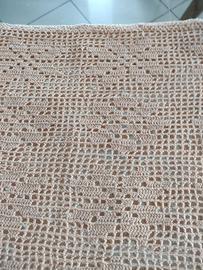 Cuscino filet a uncinetto motivo floreale.