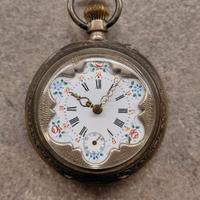 Orologio da tasca antico in argento cesellato