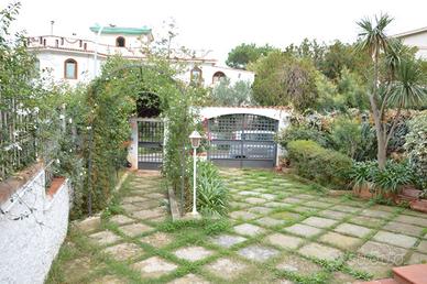 Appartamento in villa con giardinoMondello addaura