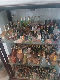 Cristalliera con più o meno 100 bottigliette