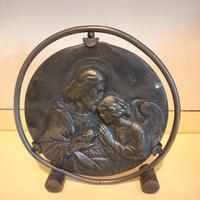 Bassorilievo Gesù con angelo tondo in metallo 