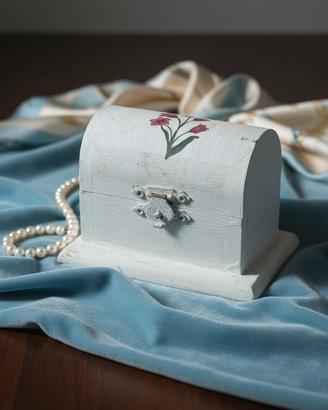 Scrigno Vintage Antico in Legno Bianco