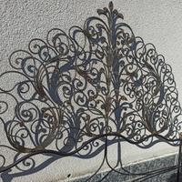 stupendo schienale in ferro battuto. 