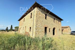 Casale pietra e mattoni parzialmente ristrutturato