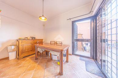 VILLA A SCHIERA A ROMA