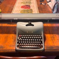 Macchina da scrivere Olivetti