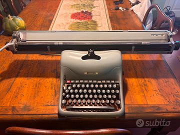 Macchina da scrivere Olivetti