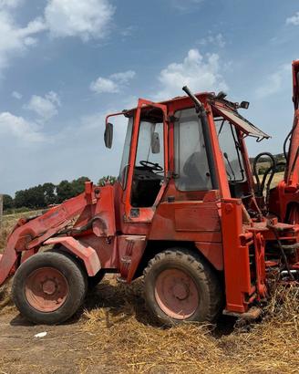 Terna Agricola con benna, forche e retroescavatore