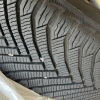 Pneumatici da neve con cerchi in lega