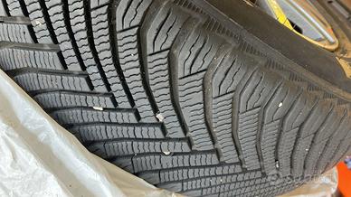 Pneumatici da neve con cerchi in lega