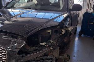 Jaguar E-Pace incidentato