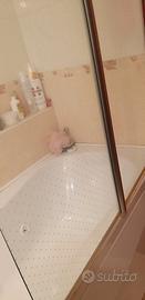 vasca idromassaggio rubinetto e vetro