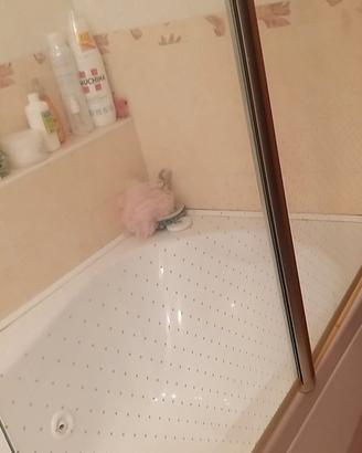 vasca idromassaggio rubinetto e vetro