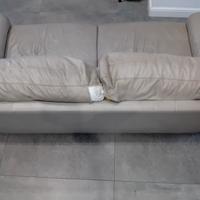 R egalo divano in pelle 