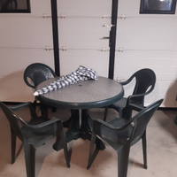 Tavolo e sedie da giardino