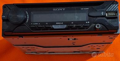 Radio della Sony funziona sia con CD e Chiavetta.