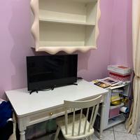 Scrivania completa di sedia e mensola libreria