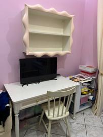 Scrivania completa di sedia e mensola libreria