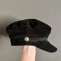 Cappello nero in velluto a coste