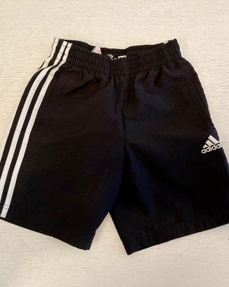 Pantaloncini corti Adidas neri taglia 10 anni