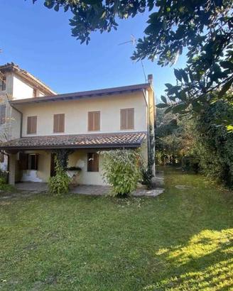 Casa indipendente di 143 m² con più di 5 locali e 