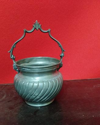 vaso di peltro con manico