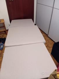 Letto singolo pieghevole in un bel pouft