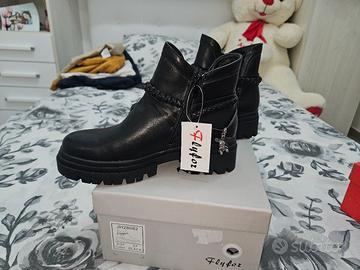 Stivaletti neri nuovi!