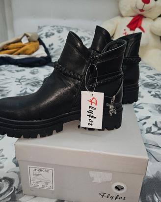 Stivaletti neri nuovi!