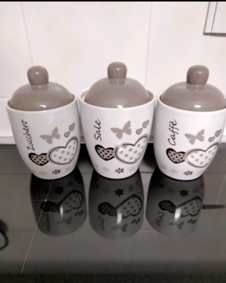 Bollitore, sale, zucchero e caffè