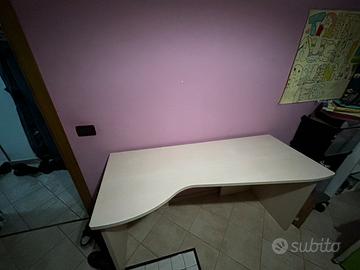 Scrivania per camera