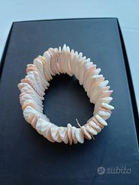 bracciale con pietre multicolore.