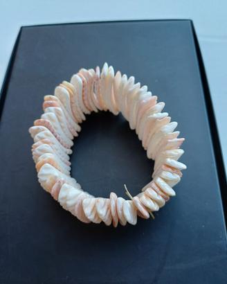 bracciale con pietre multicolore.