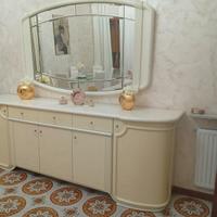 mobili soggiorno, vetrina, specchio e acquario