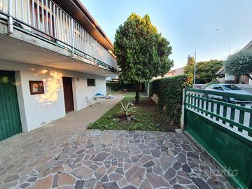 APPARTAMENTO in villa con giardino e box auto