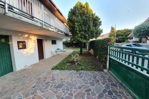 APPARTAMENTO in villa con giardino e box auto