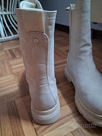 Scarpe  simil anfibi Bata