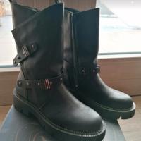 Stivaletti biker neri in pelle e fibbie 
