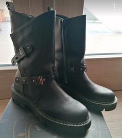 Stivaletti biker neri in pelle e fibbie 