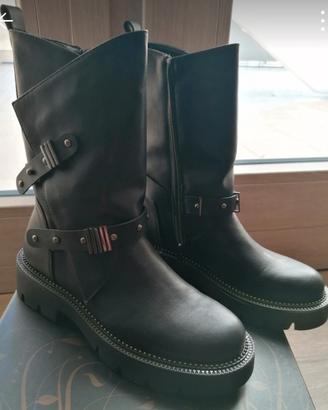 Stivaletti biker neri in pelle e fibbie 