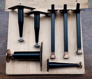 Antiche gambe in ferro per mobili colorate