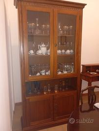 vetrinetta, tavolo e sedie 